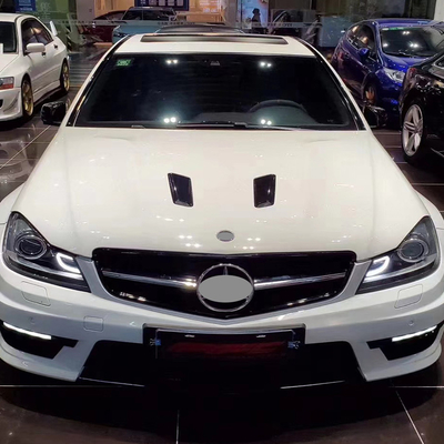 Mercedes-Benz Clase C W204 con el capó del motor de fibra de carbono completo