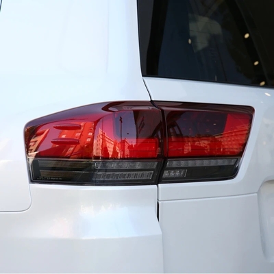 Land Cruiser LC300 con luces traseras LED 2022 y luces de señal de freno